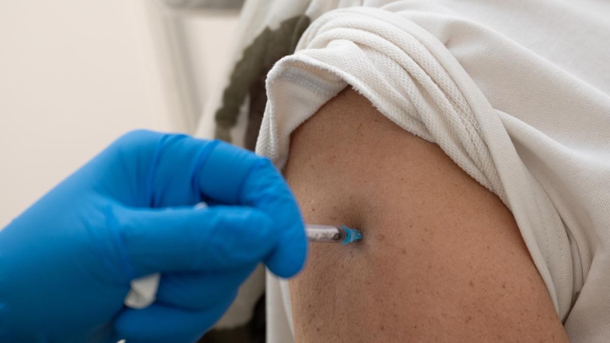 Eine Krankenschwester hat in einem Impfzentrum in Friesland Spritzen mit Kochsalzl&ouml;sung statt dem Impfstoff von Biontech/Pfizer aufgezogen. (Foto)