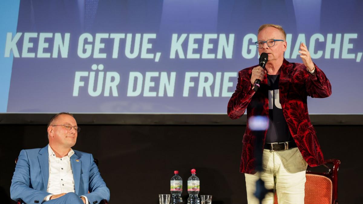 Kabarettist Uwe Steimle spricht neben Bundesvorsitzenden Tino Chrupalla auf einer Veranstaltung der AfD Sachsen-Anhalt. (Foto)