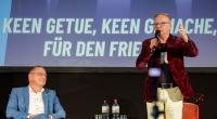 Kabarettist Uwe Steimle spricht neben Bundesvorsitzenden Tino Chrupalla auf einer Veranstaltung der AfD Sachsen-Anhalt.