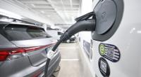 picture alliance/dpa | Bernd Weißbrod_Ein Elektrofahrzeug ist zum Laden an eine E-Ladesäule angeschlossen. Die Ladeinfrastruktur hängt weiter hinterher - trotz Boom bei Neuzulassungen der E-Autos!