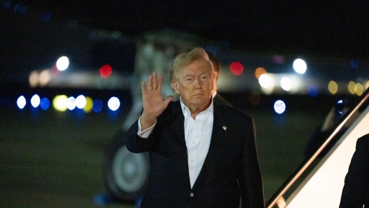 Donald Trump hatte M&uuml;he, die Treppe hinabzusteigen.&nbsp; (Foto)