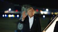 Donald Trump hatte Mühe, die Treppe hinabzusteigen. 