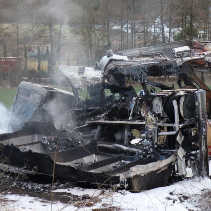 Tanklaster mit Bahn kollidiert - Video zeigt Flammen-Inferno nach Crash