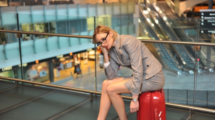 Nach einer stressigen Geschäftsreise stehen für die meisten Frauen zu Hause schon die nächsten Aufgaben an.