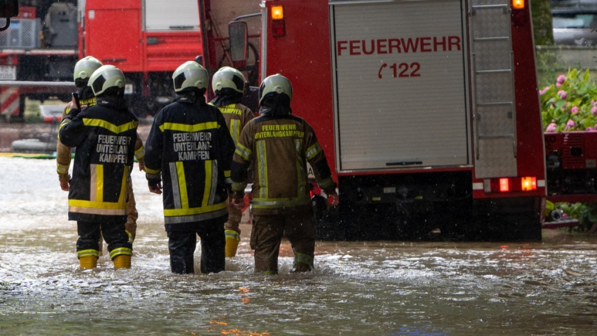 Heftige Unwetter bescherten der Feuerwehr in Berlin, Brandenburg, Sachsen und Bayern Eins&auml;tze am laufenden Band. (Foto)