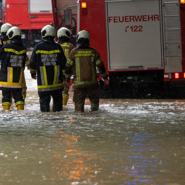 Bahnverkehr gestört, Keller geflutet - Feuerwehr im Dauereinsatz