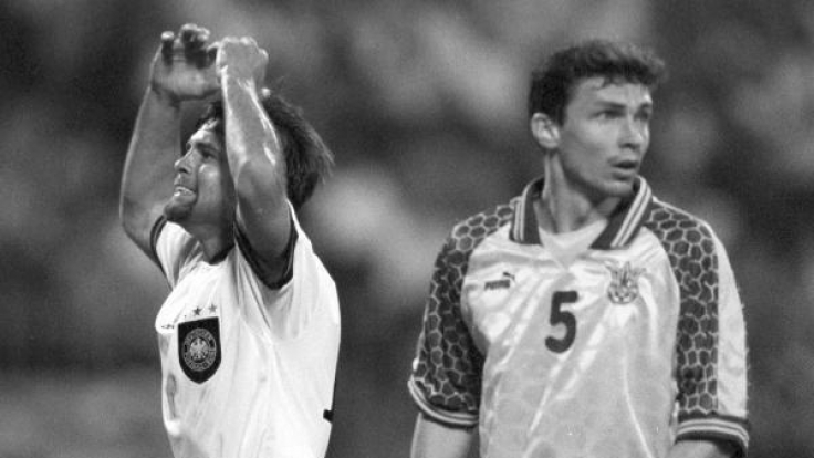 Der Nationalstürmer Ulf Kirsten (l.) schlägt nach einer verpassten Torchance in einem WM-Qualifikationsspiel 1997 die Hände über dem Kopf zusammen. Rechts sein Gegenspieler Wlasislaw Waschtschuk.
