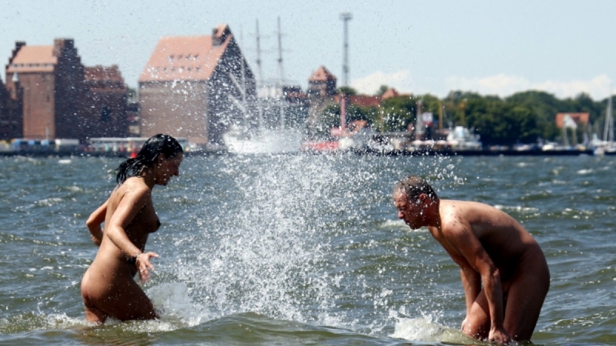 Ausgelassen im Wasser planschen, sonnenbaden und die Seele baumeln lassen - all das machen FKKler gerne nackt. (Foto)