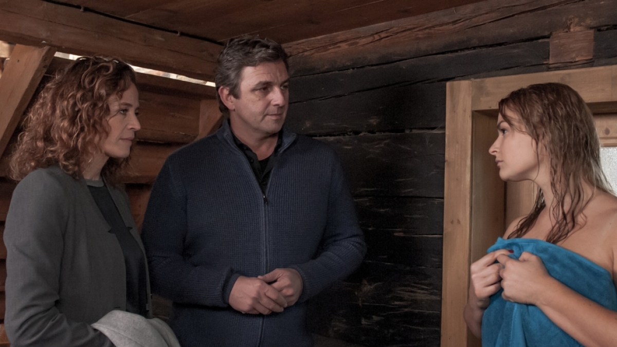 Anne (Ines Lutz, r.) verkennt die Situation, aber die Begegnung von Rike (Regula Grauwiller, l.), Martin (Hans Sigl, M.) und ihr birgt auch so genug Peinlichkeit. (Foto)