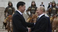 Der mongolische Präsident Uchnaagiin Chürelsüch begrüßt den russischen Präsidenten Wladimir Putin auf dem Sukhbaatar-Platz in Ulan Bator.