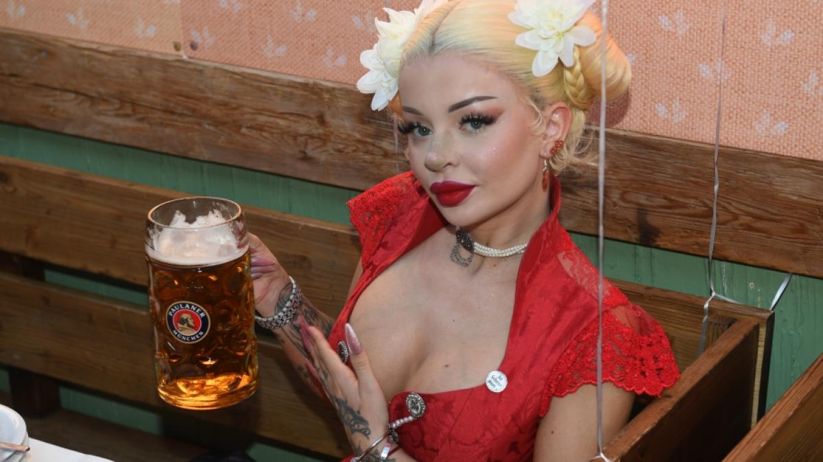 Sängerin und Rapperin Katja Krasavice feiert im Käferzelt auf der Theresienwiese. (Foto)