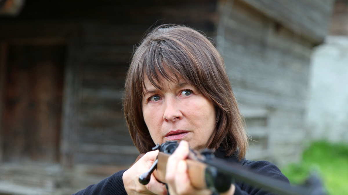 Erna ist so w&uuml;tend &uuml;ber ihren Schwiegersohn Franz, dass sie letzten Endes selbst zum Gewehr greift. (Foto)