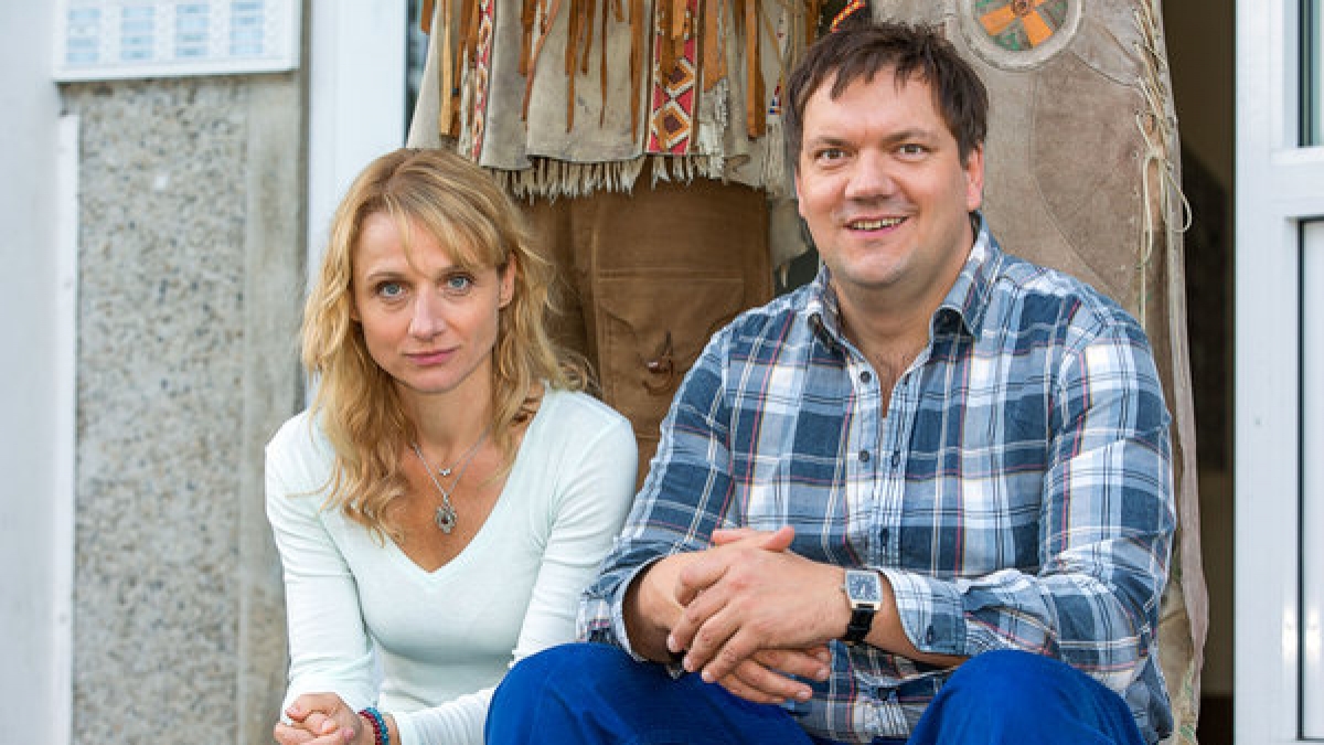 Hausmeister Roger M&uuml;ller (Charly H&uuml;bner) ist in Ellen Bahlow (Christina Gro&szlig;e) verliebt. (Foto)