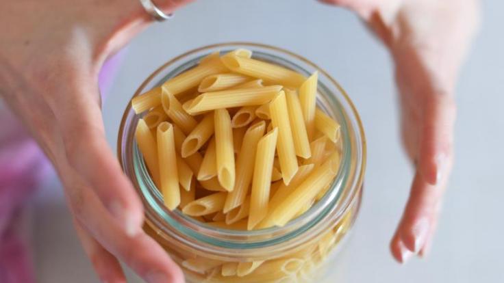 Designerin Janina Albrecht füllt Tee, Nudeln, Cornflakes in Gläser. So will sie Plastik aus ihrer Wohnung verbannen.