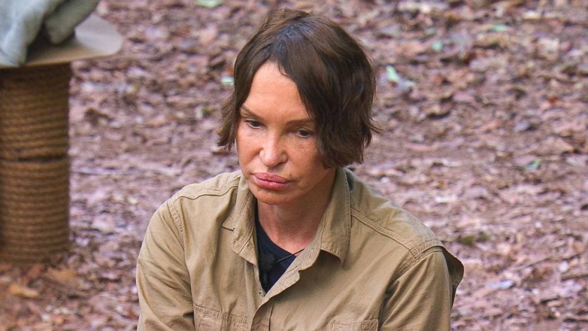 Seelenstriptease im Dschungelcamp: Die Erinnerungen an ihren Stiefvater bereiten Schauspielerin Anouschka Renzi noch heute Kummer. Auf RTL+ steht das Dschungelabenteuer im Livestream und in voller L&auml;nge im Anschluss an die Shows zum Abruf bereit. (Foto)