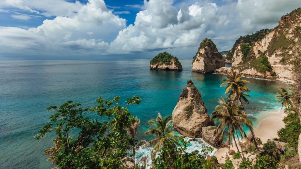 Nach einer Rettungsaktion am Diamond Beach auf Nusa Penida sind zwei Touristen aus Deutschland und &Ouml;sterreich verschollen. (Foto)