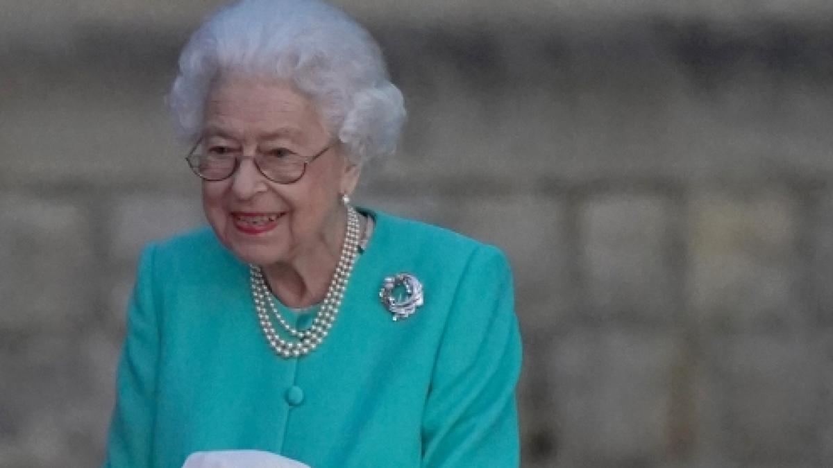 Aufnahmen von Queen Elizabeth II. wie dieses Foto von Anfang Juni 2022 lassen die Sorge der Royals-Fans um die hochbetagte K&ouml;nigin weiter wachsen. (Foto)