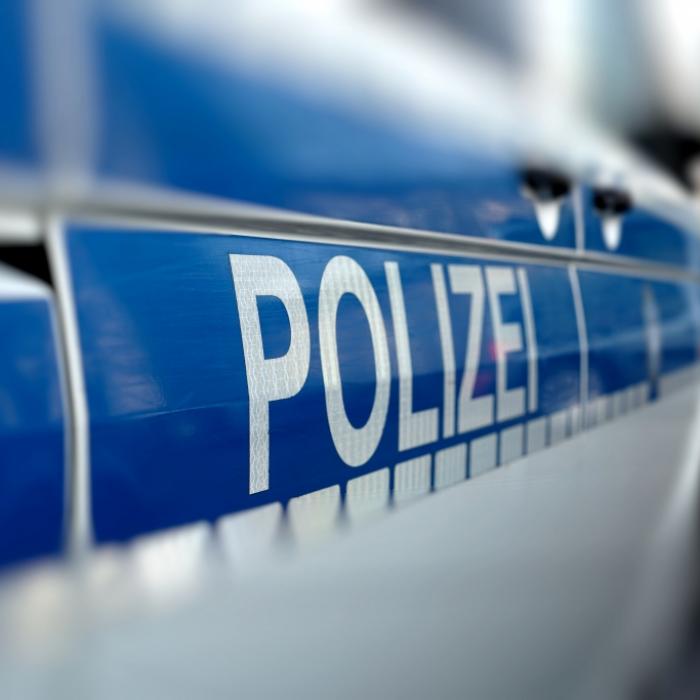 Jugendlicher auf Supermarkt-Parkplatz niedergestochen! Täter auf der Flucht