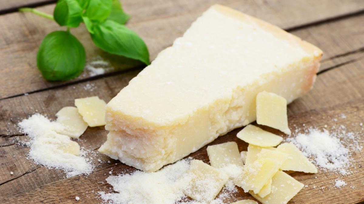 In einem Parmesan-K&auml;se wurde ein Glasst&uuml;ck entdeckt. Das Produkt wird aktuell zur&uuml;ckgerufen. (Symbolfoto) (Foto)