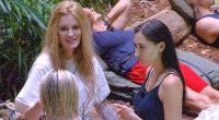 Ariel (vorne) und Samira Yavuz (r.) haken bei Mirja zu ihrer Ehe mit Sky du Mont nach.