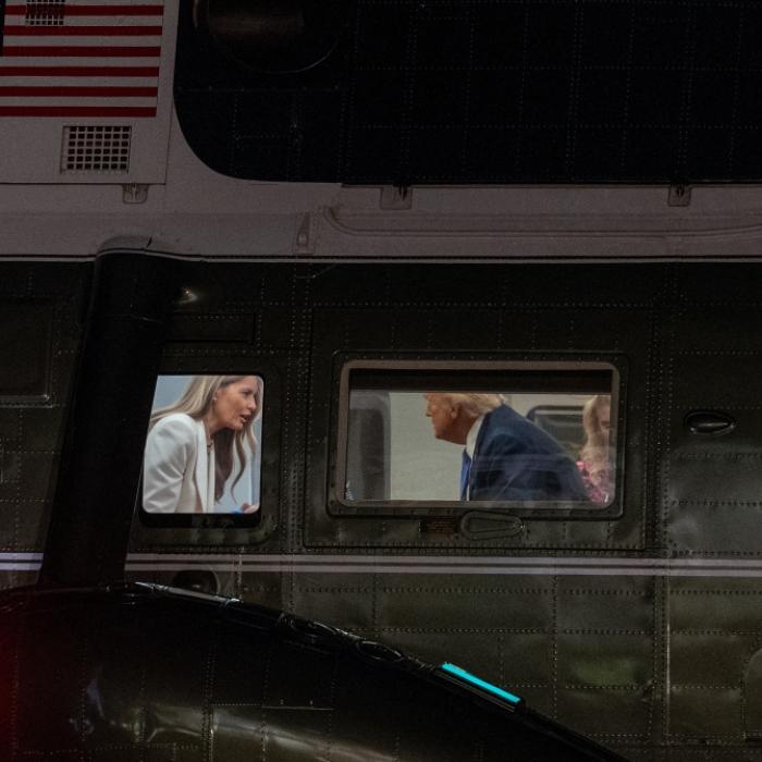 Zoff im Helikopter mit Melania? Kameras fangen seltsamen Moment ein