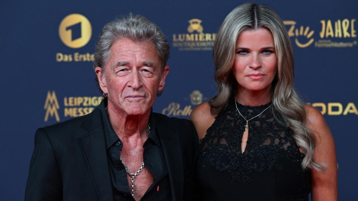 S&auml;nger Peter Maffay und seine Frau Hendrikje Balsmeyer kommen zur Verleihung des Medienpreises Goldene Henne. (Foto)
