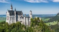 Als einziges deutsches Wahrzeichen schafft es Schloss Neuschwanstein in das Ranking und landet auf dem zehnten Platz der beliebtesten Sehenswürdigkeiten. 13,4 Prozent der Befragten haben das bayerische Märchenschloss auf ihrer Bucketlist.