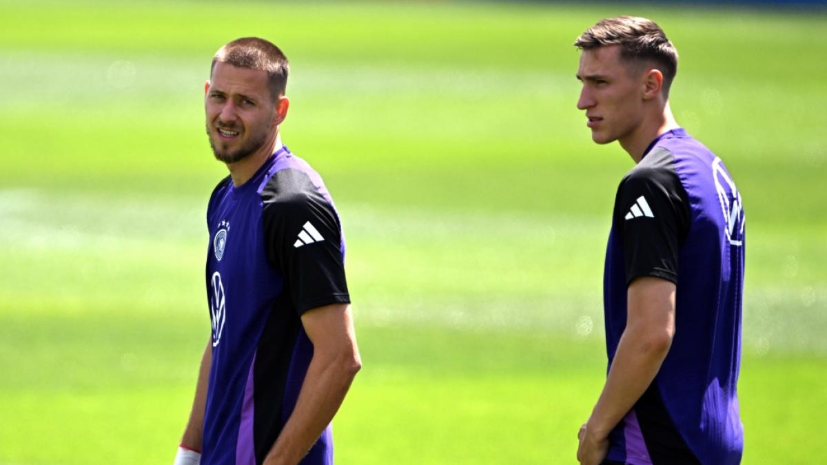 Waldemar Anton (l.) und Nico Schlotterbeck (r.) k&ouml;nnten f&uuml;r das DFB-Team im EM-Achtelfinale erstmals gemeinsam in der Startelf stehen. (Foto)