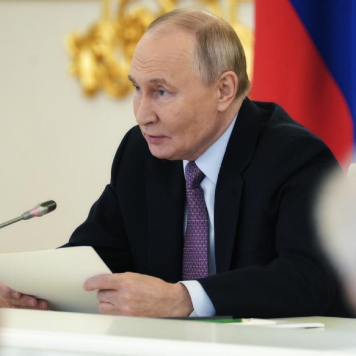 Immenser Feuerball nach Drohnenschlag - Putin-Ministerium geht in Flammen auf