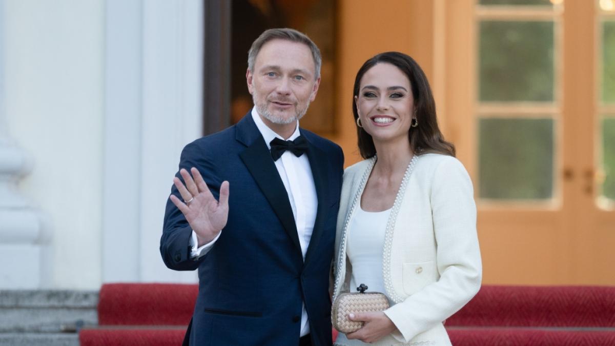 Christian Lindner und seine Frau Franca Lehfeldt vor Schloss Bellevue. (Foto)