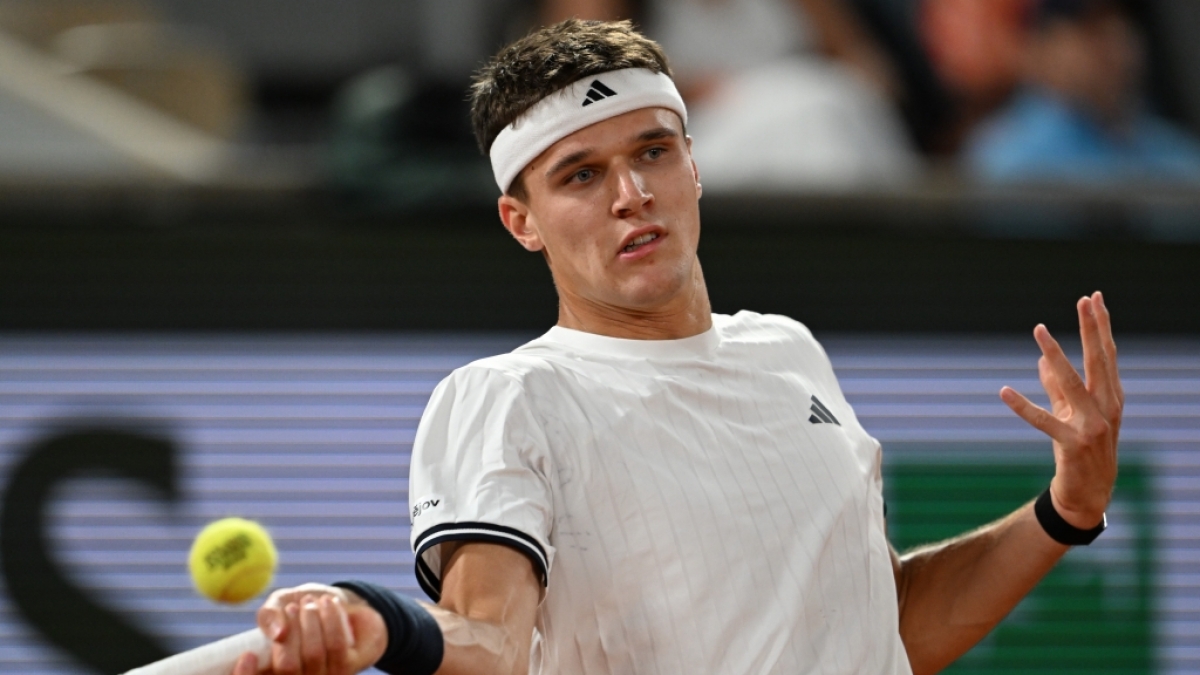 Tennis: Grand Slam/ATP-Tour - French Open, Einzel, M&auml;nner, Viertelfinale, Mensik (Tschechien) - Fonseca (Brasilien), Jakub Mensik spielt eine Vorhand, am 02.06.2026. (Symbolbild) (Foto)