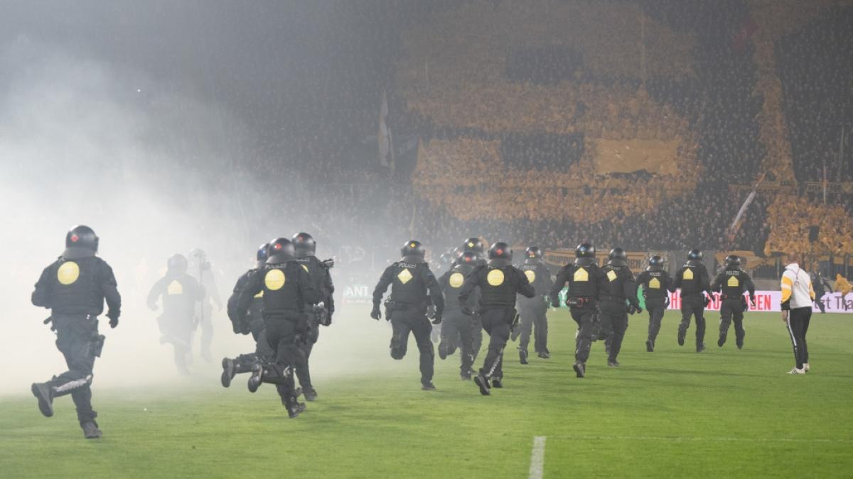 Beim Zweitligaspiel Dynamo Dresden gegen Hertha BSC kam es zu schweren Ausschreitungen. Polizisten mussten eingreifen, nachdem Fans den Platz st&uuml;rmten. (Foto)