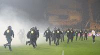 Beim Zweitligaspiel Dynamo Dresden gegen Hertha BSC kam es zu schweren Ausschreitungen. Polizisten mussten eingreifen, nachdem Fans den Platz stürmten.