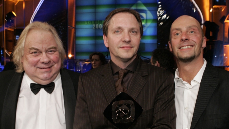 Der Entertainer Olli Dittrich (M) freut sich zusammen mit den Darstellern Franz Jarnach (l) und Jon Flemming Olsen (r).