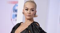 Rita Ora heizt im super-knappen Outfit auf Instagram ein.