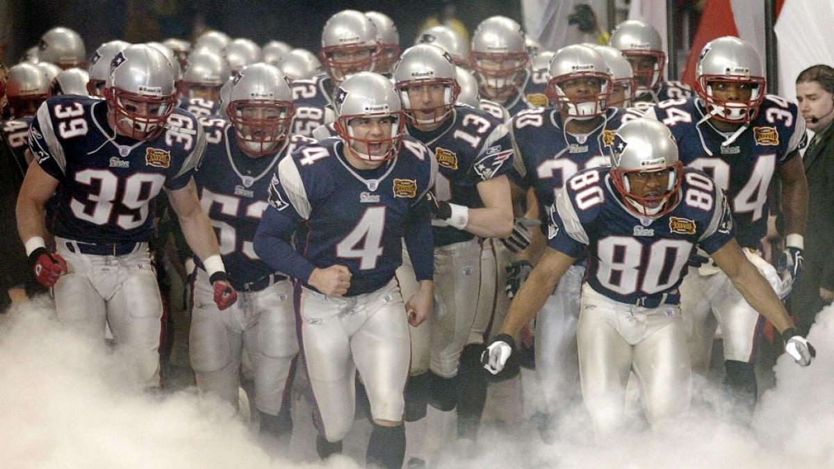 Super Bowl XXXVIII am 01.02.2004, in Houston, Texas, USA: New England Patriots laufen auf das Feld ein, wo sie auf die Carolina Panthers treffen werden.  (Foto)