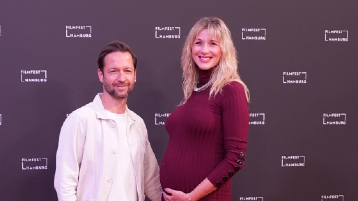 Auf dem roten Teppich des 32. Filmfestes in Hamburg pr&auml;sentiert Andrea Gerhard stolz ihren Babybauch. (Foto)