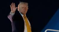 Donald Trump hatte einem Bericht zufolge mit den Stufen der Air Force One zu kämpfen.