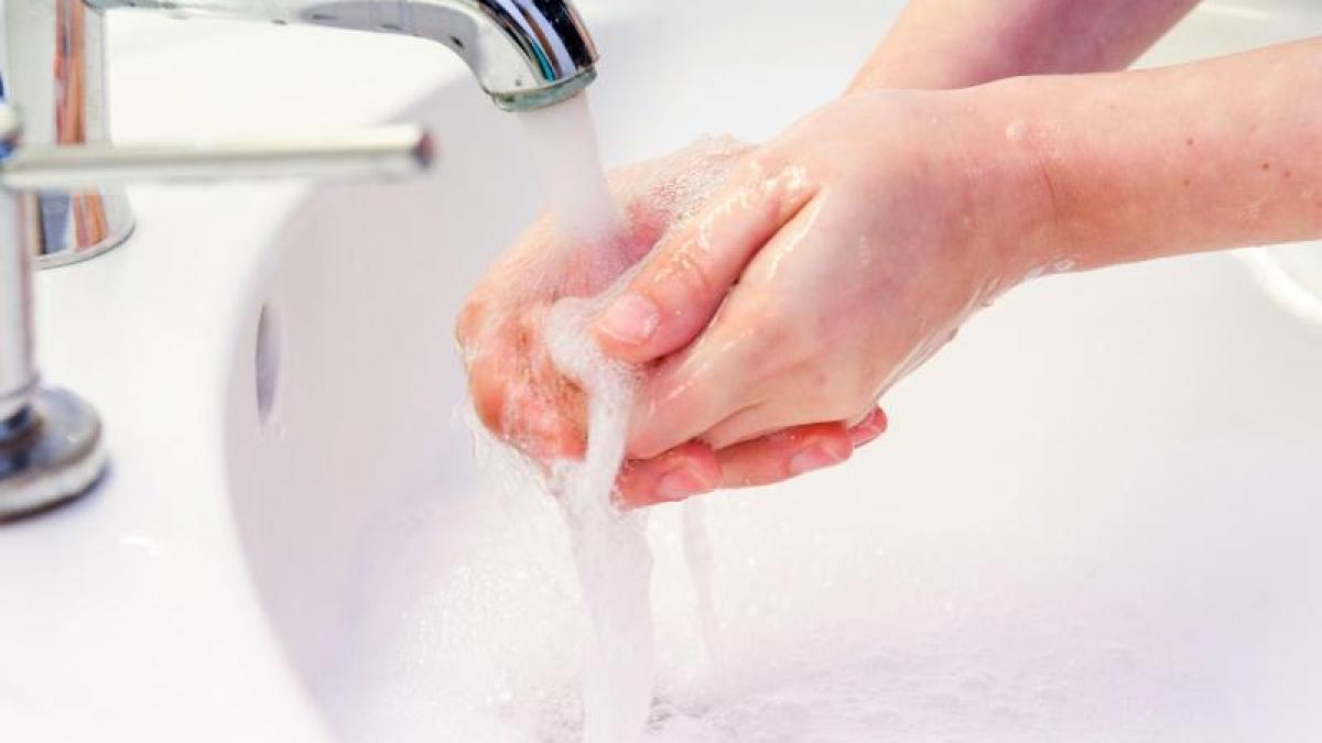 Mindestens 20 Sekunden lang: F&uuml;r das H&auml;ndewaschen sollte man sich ruhig etwas mehr Zeit nehmen. (Foto)