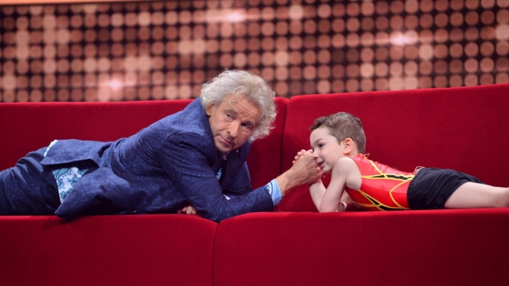 Thomas Gottschalk spricht, tanzt, spielt und lacht mit seinen kleinen Gästen in der neuen SAT.1-Sonntags-Show