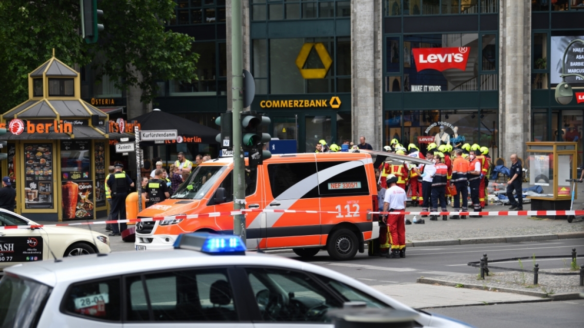 Ein Auto ist in der N&auml;he der Ged&auml;chtniskirche in Berlin in eine Personengruppe gefahren, ein Mensch ist gestorben. (Foto)