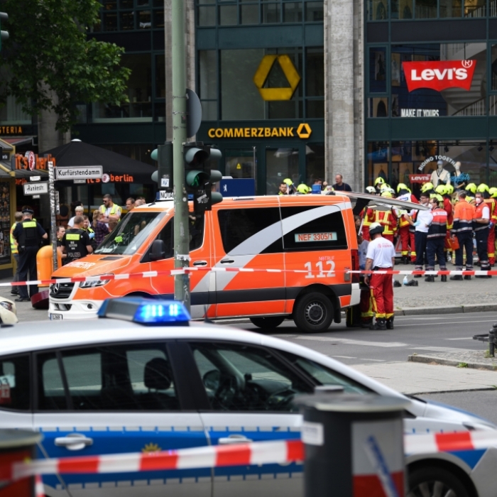 Ungebremste Amokfahrt! Warum standen keine Poller am Straßenrand?