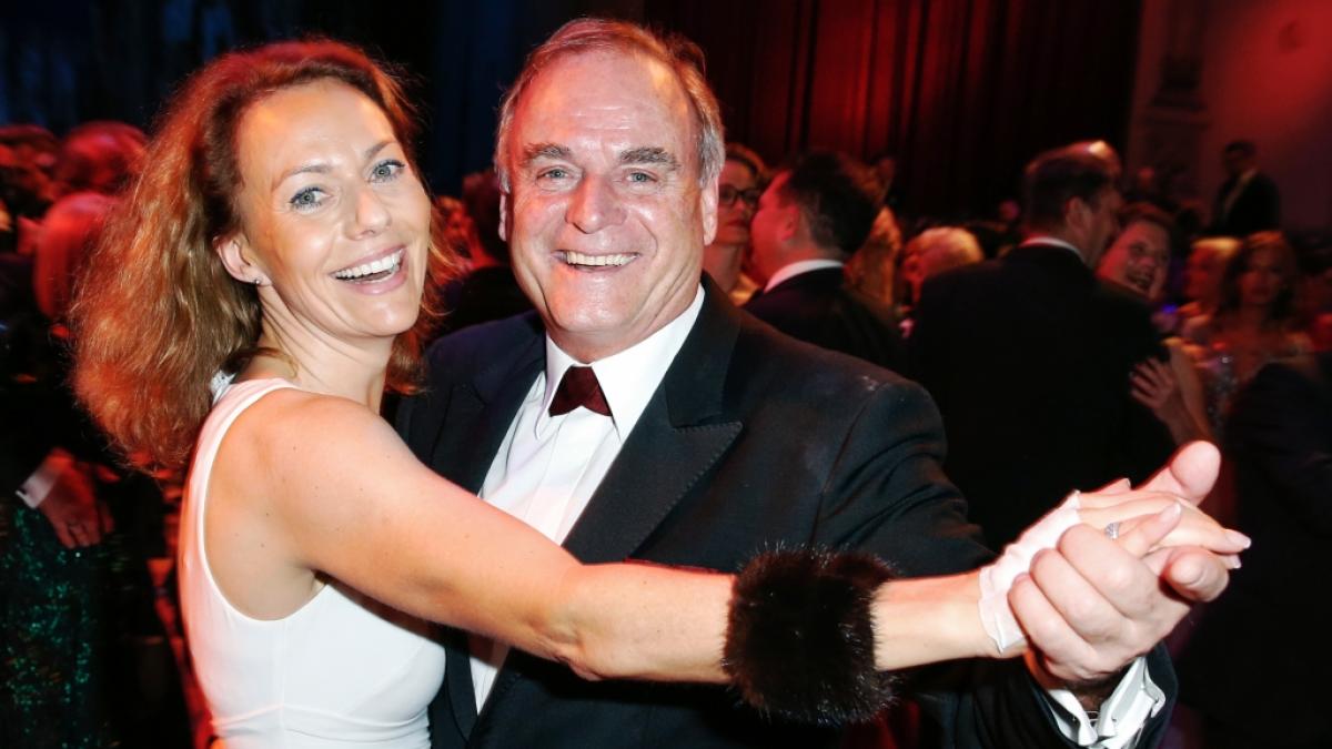 Georg Kofler, "H&ouml;hle der L&ouml;wen"-Investor, und seine damalige Partnerin Veronika Scholze tanzen auf dem 15. Dresdner Semperopernball. (Foto)