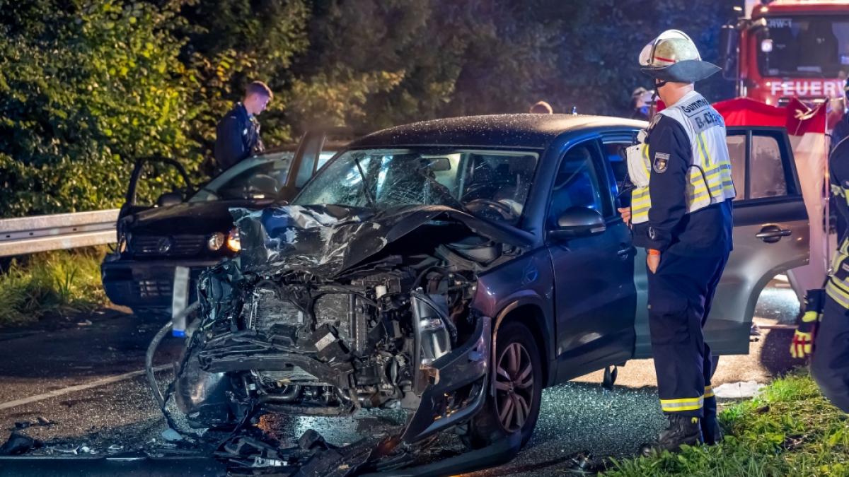 Bei einem schweren Autounfall in Gummersbach-Windhagen sind zwei Personen gestorben. (Foto)
