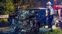 Bei einem schweren Autounfall in Gummersbach-Windhagen sind zwei Personen gestorben.
