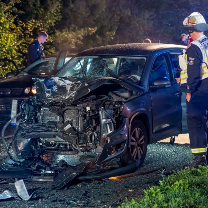 Zwei Tote und sechs Verletzte: 19-Jähriger rast in Fahrzeug