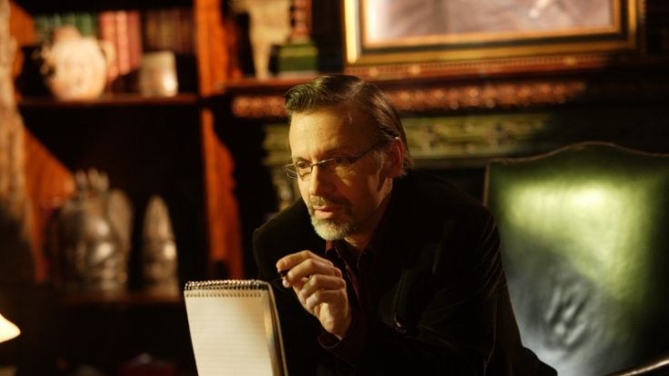 Dr. Tom (Michael Riley) sieht Ericas Liste der Fehlentscheidungen durch, die sie korrigieren möchte.