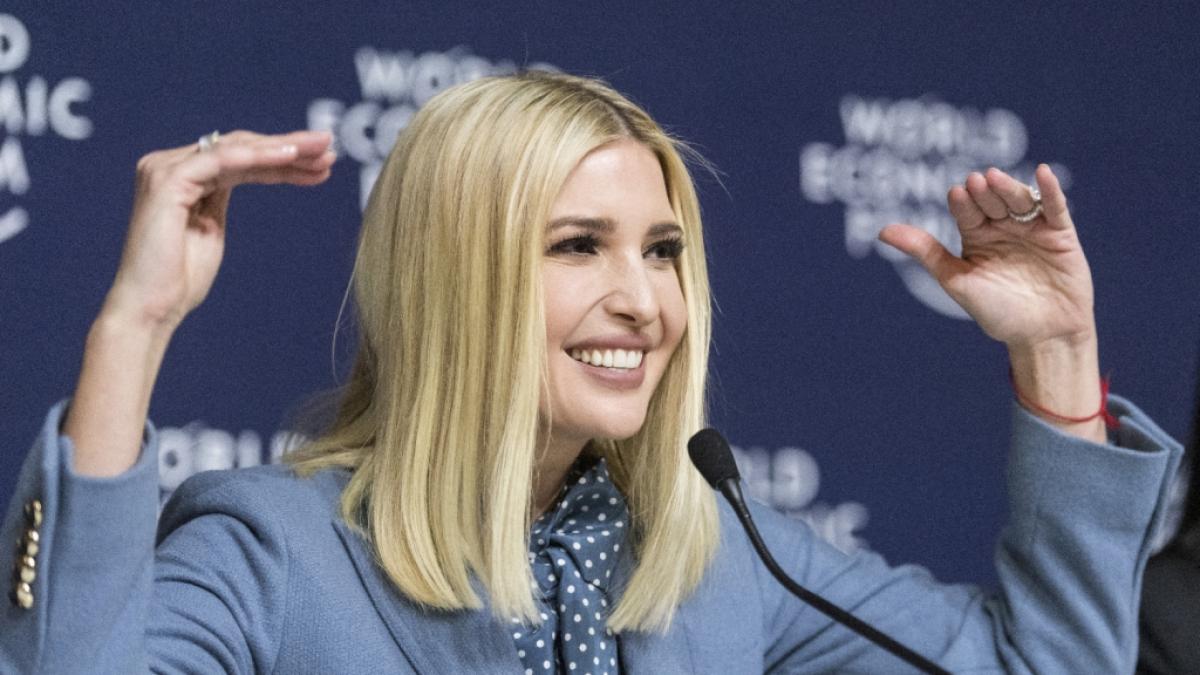 Ivanka Trump haute ihrem S&ouml;hnchen Theo (5) ein Surfbrett auf den Kopf (Foto)