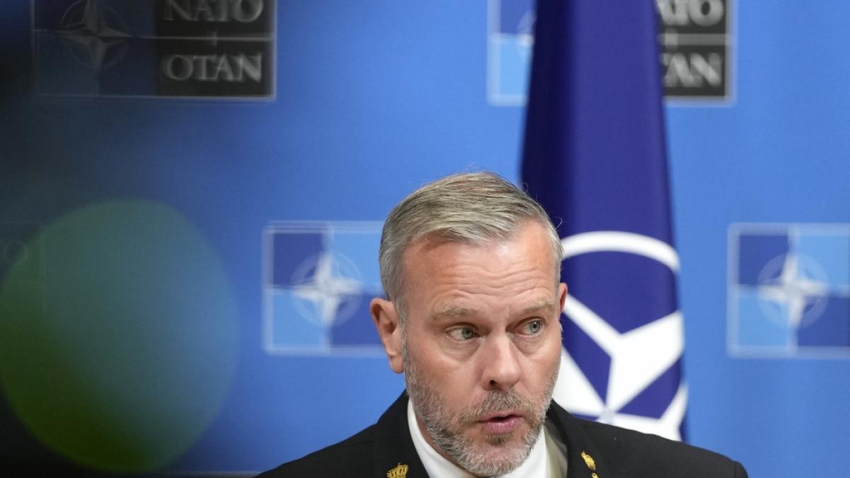 Admiral Rob Bauer, Vorsitzender des Nato-Milit&auml;rausschusses, spricht auf einer Medienkonferenz im Nato-Hauptquartier.   &nbsp; (Foto)