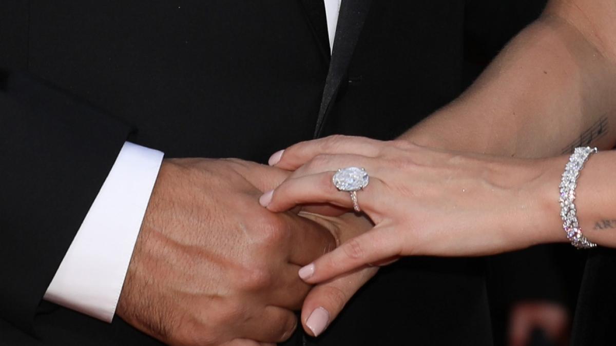 Hat sich Lady Gaga verlobt? In Venedig zeigte sich die S&auml;ngerin mit einem gigantischen Klunker am Finger. (Foto)